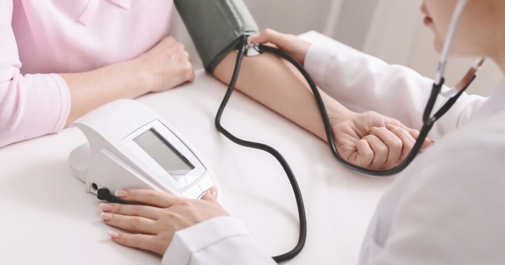 merenje krvnog pritiska kod doktora